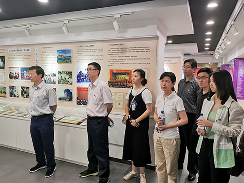 图片为参观中国残疾人福利基金会现场